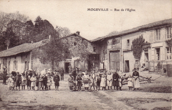 Rue de l'église avant 1914 - Mogeville