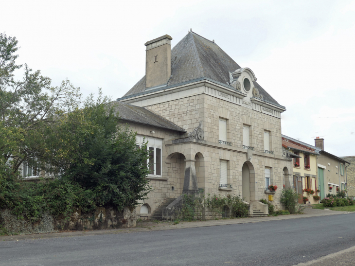 La mairie dans la rue principale - Montblainville