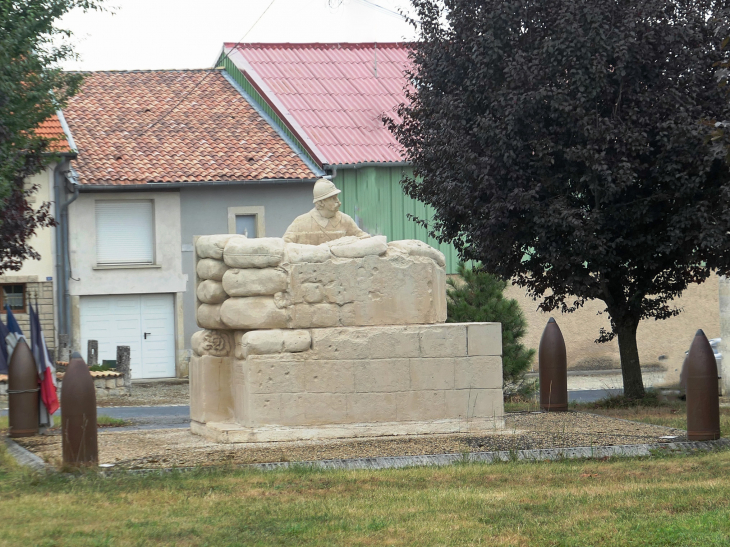 Le monument aux morts - Naives-en-Blois