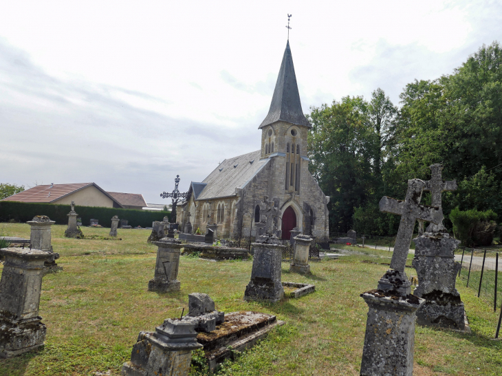 L'église d'Auzécourt dans le vieux cimetière - Noyers-Auzécourt