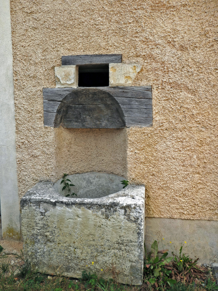 Le puits encastré dans la façade d'une maison - Rupt-devant-Saint-Mihiel