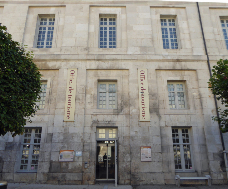 Rue du Palais de Justice : l'Office de Tourisme dans l'ancienne abbaye bénédictine - Saint-Mihiel