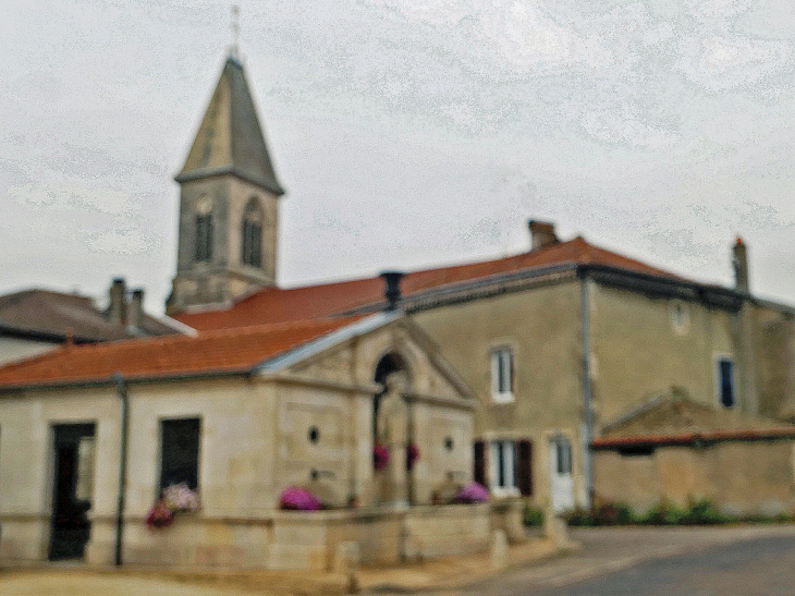 Le lavoir et l'église dans le village - Sauvigny