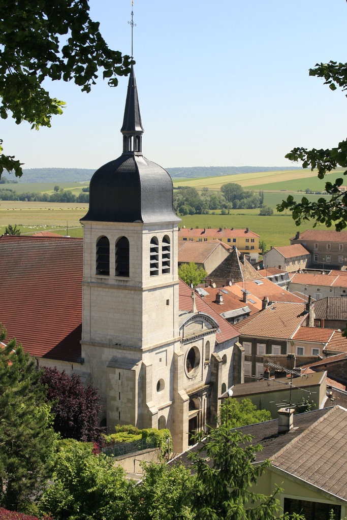 L' église au centre de village - Vaucouleurs