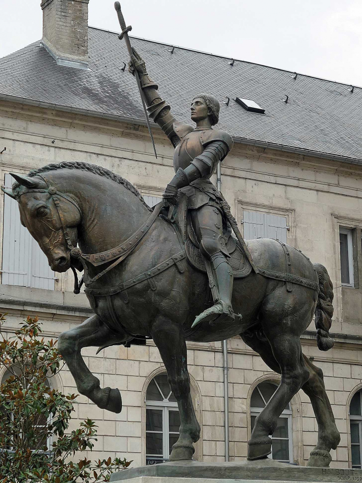 Place Jeanne d'Arc : la statue - Vaucouleurs