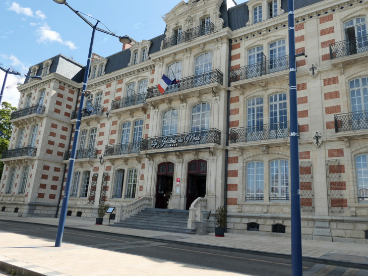 Rive droite de la Meuse : quai de la République l'ancien mess des officiers transformé en hôtel de luxe - Verdun