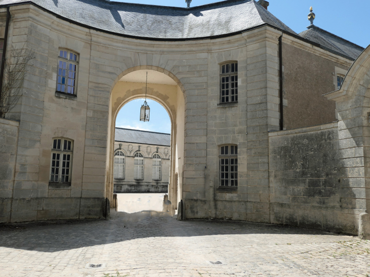 Ville haute : entrée du palais épiscopal centre mondial de la paix - Verdun