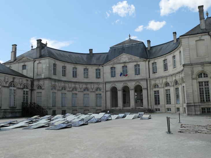 Ville haute : le  palais épiscopal centre mondial de la paix - Verdun