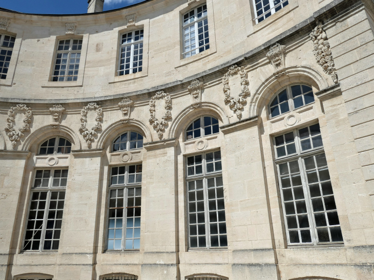 Ville haute : le  palais épiscopal centre mondial de la paix - Verdun