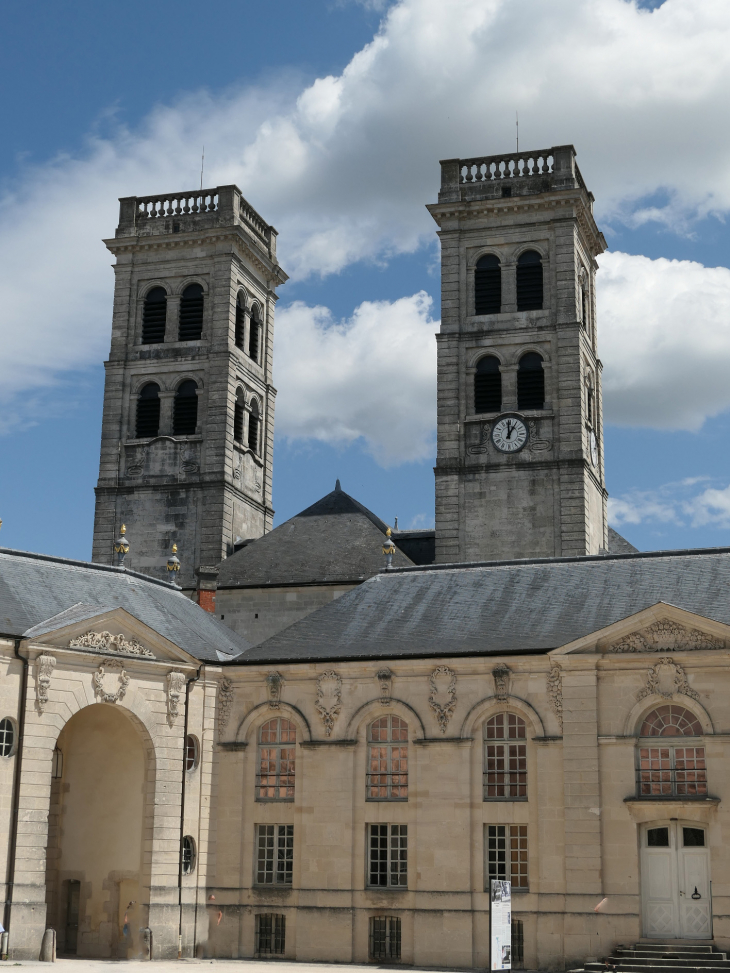 Ville haute : les clochers de la cathédrale vus du palais épiscopal - Verdun