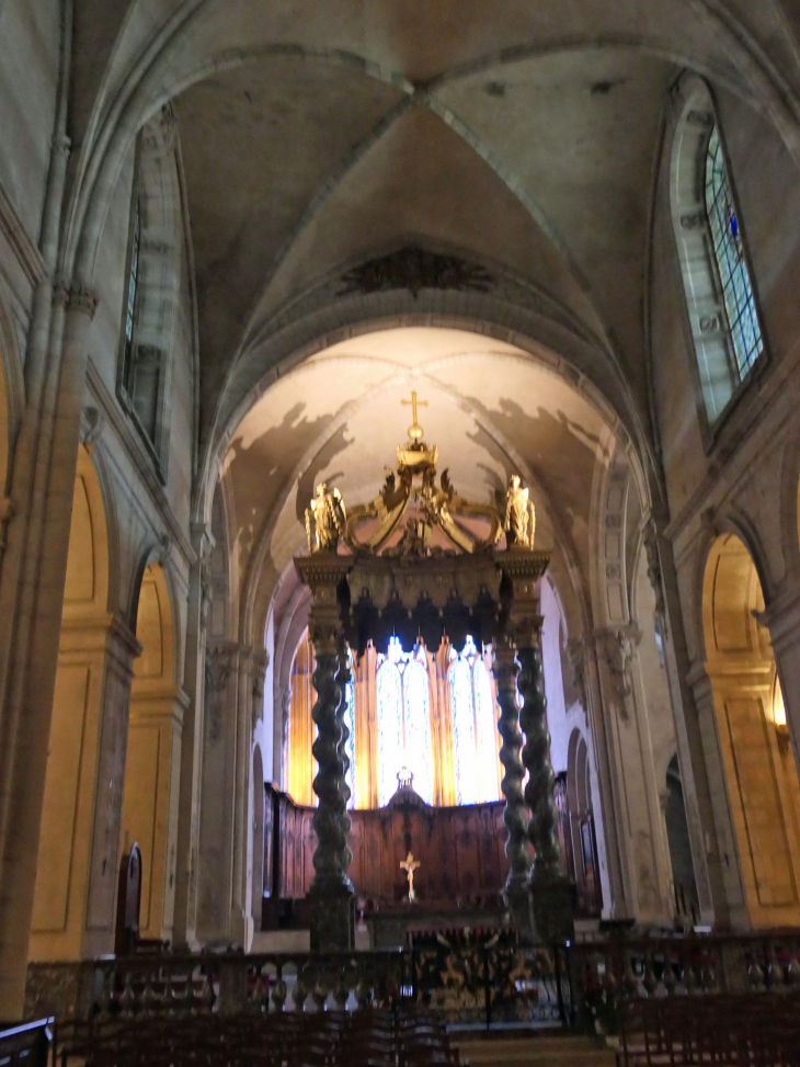 Dans la cathédrale Notre Dame : le baldaquin du maître autel - Verdun