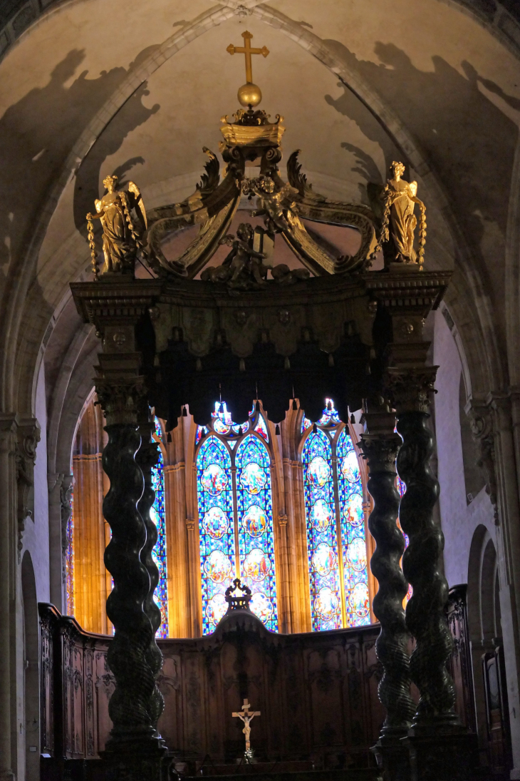 Dans la cathédrale Notre Dame : le baldaquin du maître autel - Verdun
