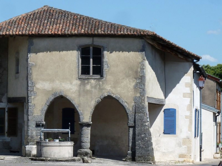 Hattonchatel : la maison aux Arcades et le puits - Vigneulles-lès-Hattonchâtel