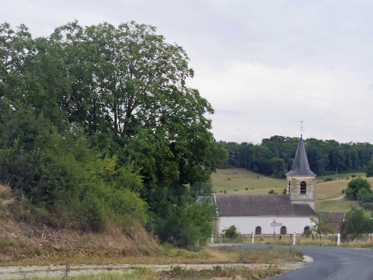 L'église à l'entrée du village - Vouthon-Bas