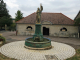 la fontaine Jeanne d'Arc devant le lavoir