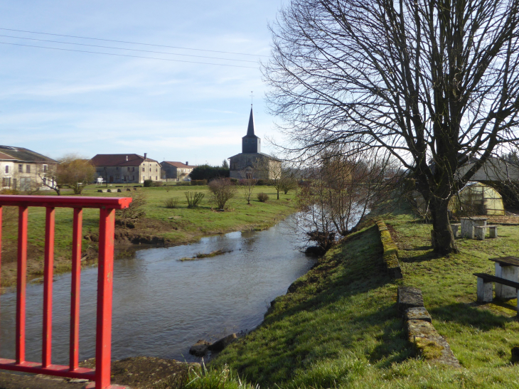 Le village vu du pont sur la rivière - Wiseppe