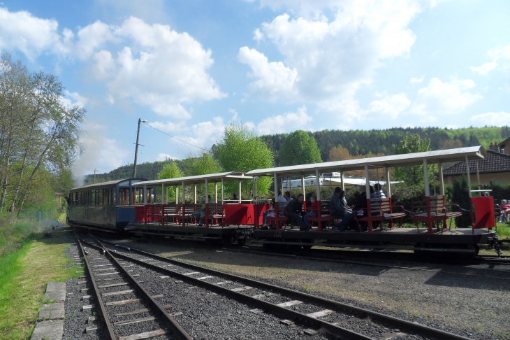 Le train touristique quitte sa gare - Abreschviller