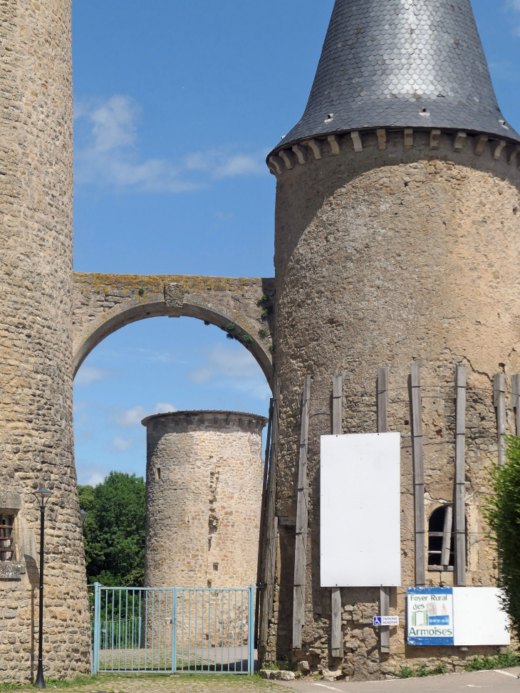 Les tours du château - Aulnois-sur-Seille