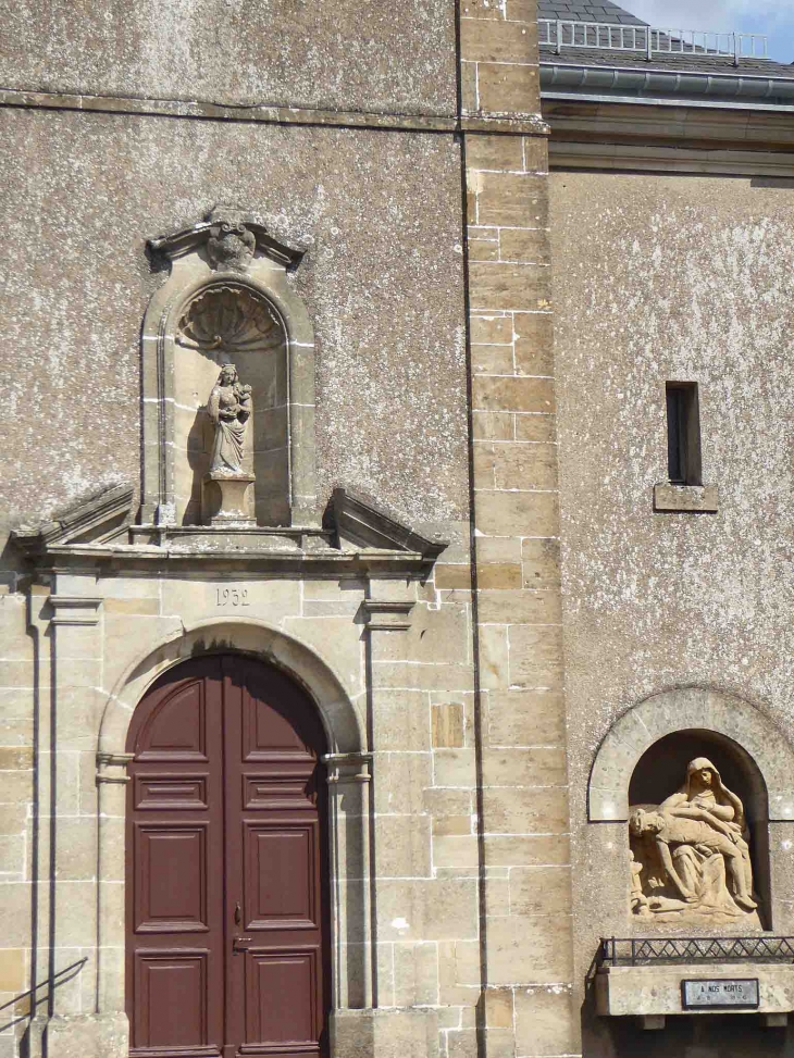 Détails sur la façade de l'église - Boulange
