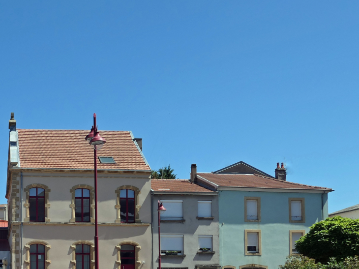 Maisons colorées sur la place - Château-Salins