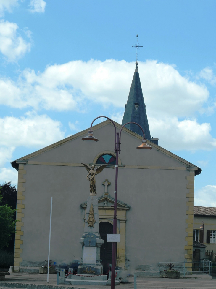 Le monument aux morts devant l'église - Luppy