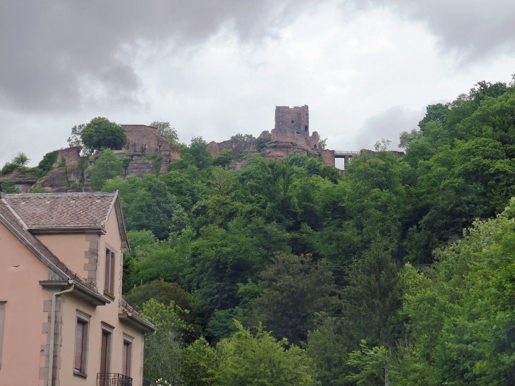 Les ruines du château au dessus de la ville - Lutzelbourg