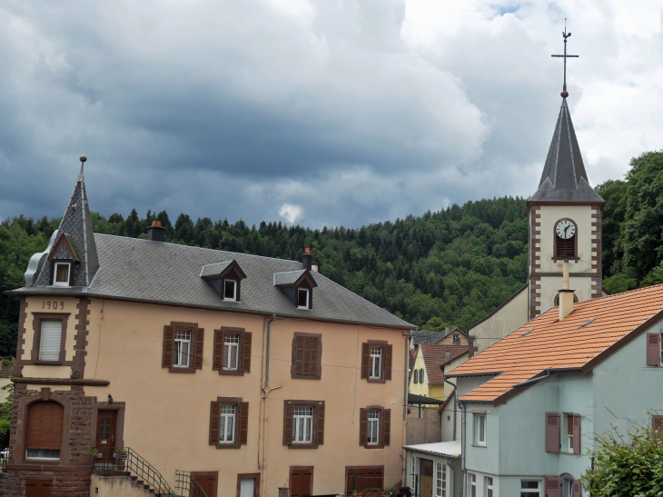 Les maisons et l'église - Lutzelbourg