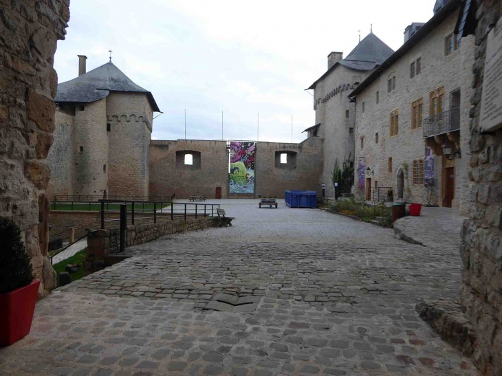 Le château de Malbrouck : la cour - Manderen