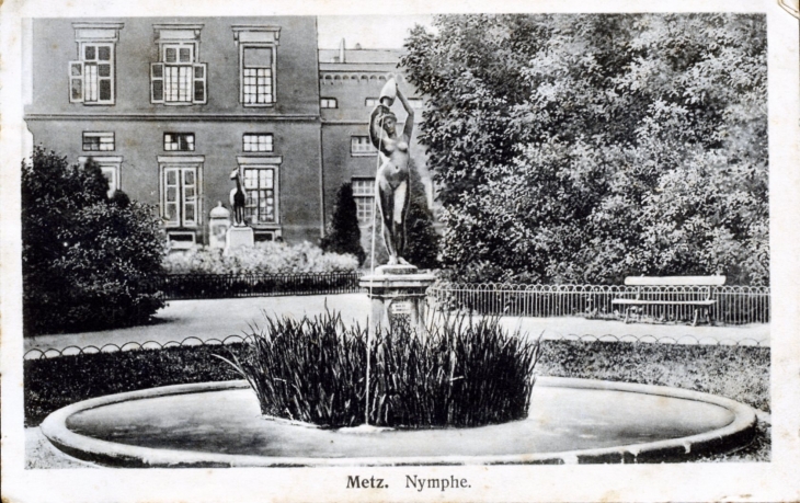 Nymphe, vers 1919 (carte postale ancienne). - Metz