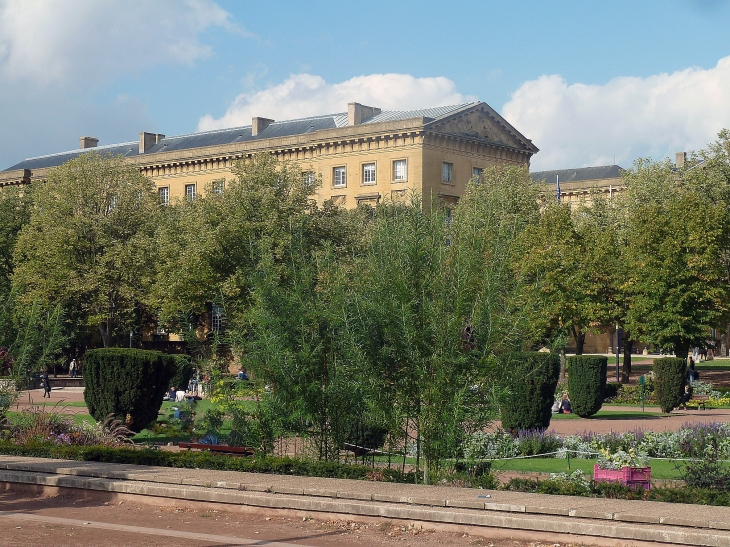 Le jardin de l'Esplanade et le palais de Justice - Metz