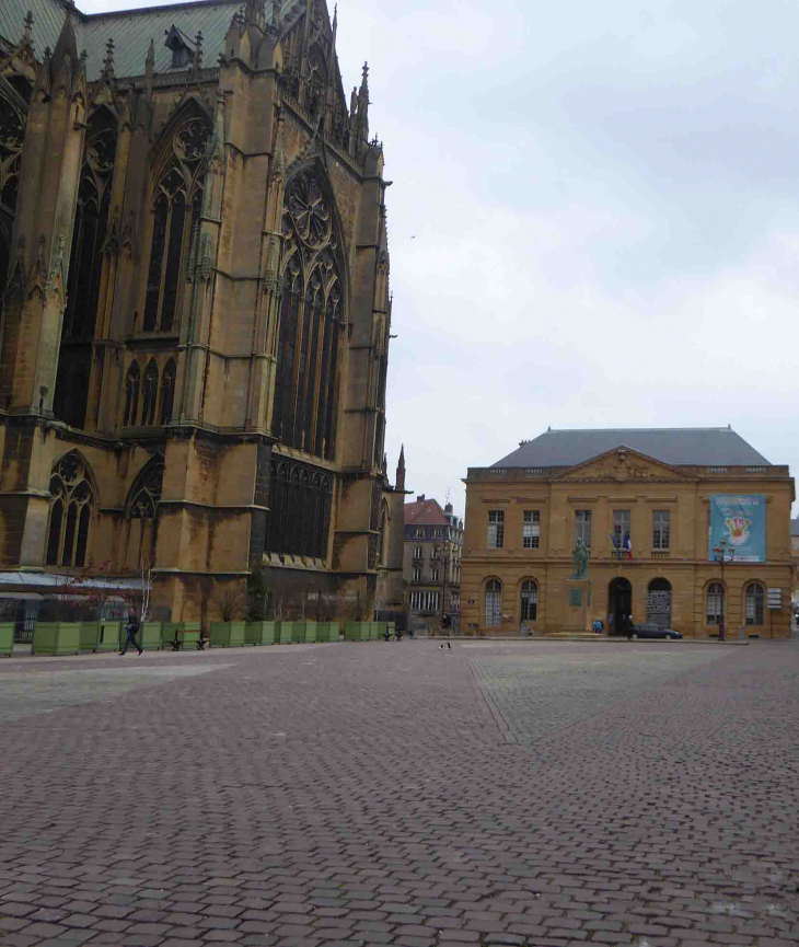 Place d'Armes : la cathédrale et l'office de tourisme - Metz