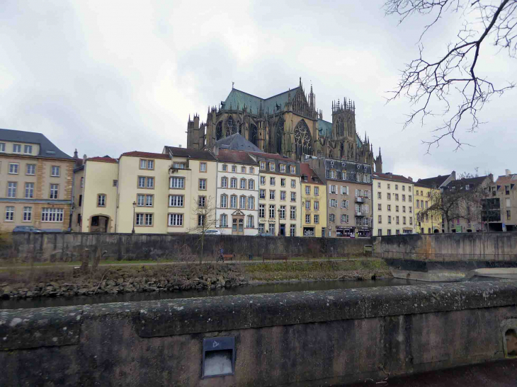 Le quai des Roches en bas de la cathédrale - Metz