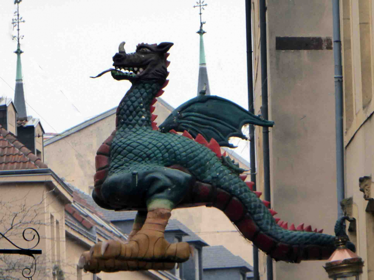 Rue Taison : le Graoully légendaire dragon symbole de la ville - Metz