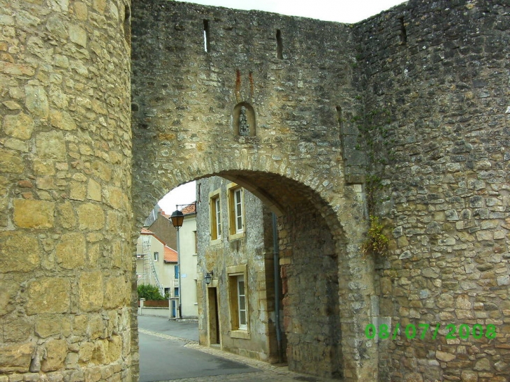 Porte d'accés à la cité - Rodemack