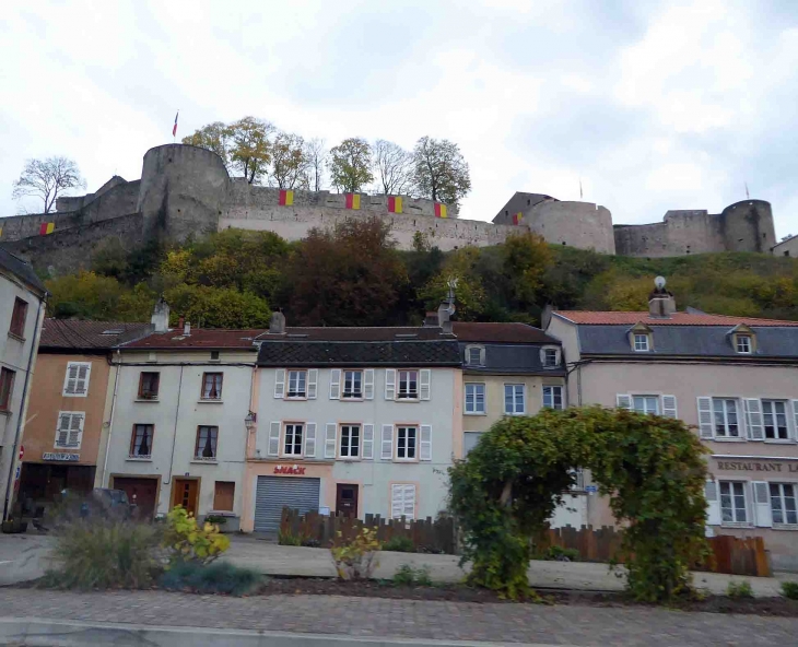 Petite place au pied du château - Sierck-les-Bains