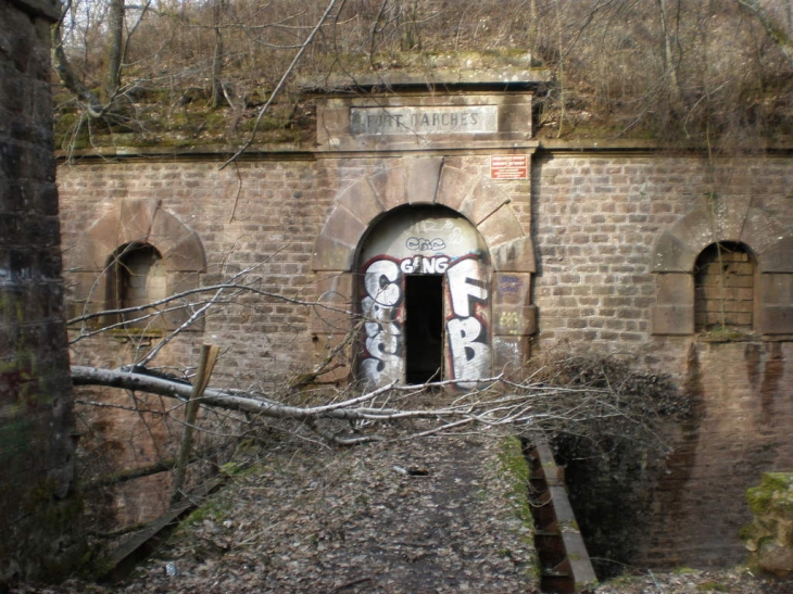 L'entrée du fort d'Arches (le fort d'Arches qui est en fait sur la commune de Pouxeux)
