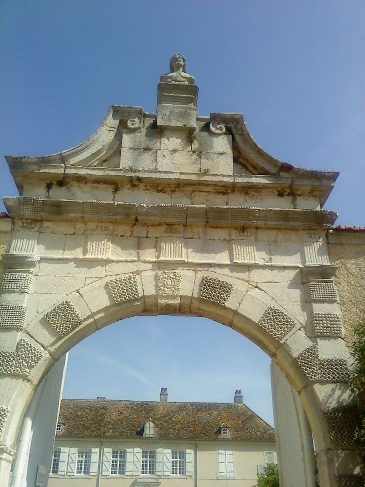 Porche entrée château Autigny-la-Tour G.K