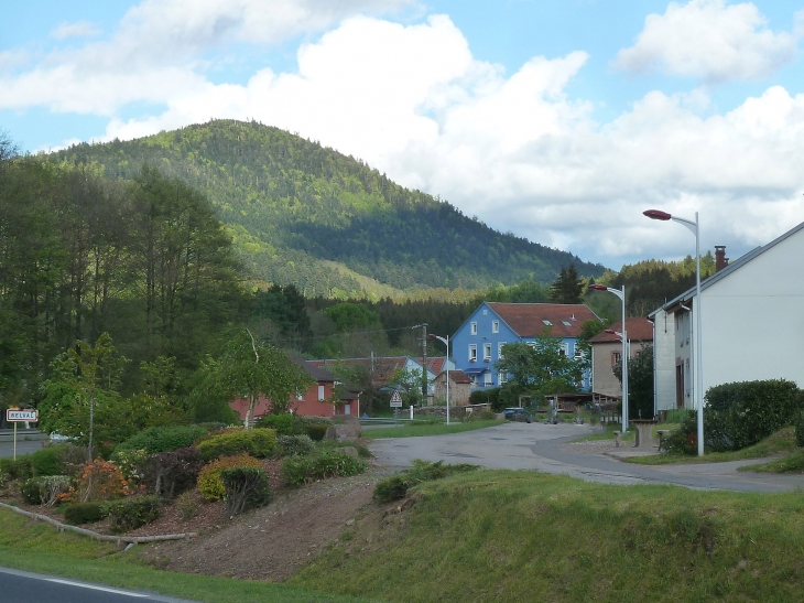 Village au pied de la montagne - Belval