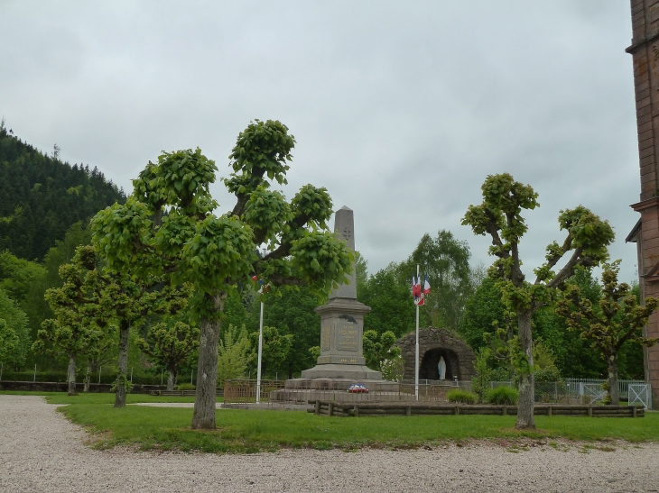 Le monument aux morts et la grotte près de l'église - Celles-sur-Plaine