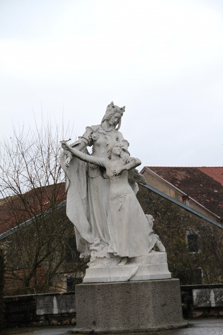 Statue sur le pont sur la Meuse (côté rive gauche). Elle a perdu son épée suite à la tempête de fin décembre 2013, mais celle ci ne serait pas cassée et lui serait rendue !! - Domrémy-la-Pucelle