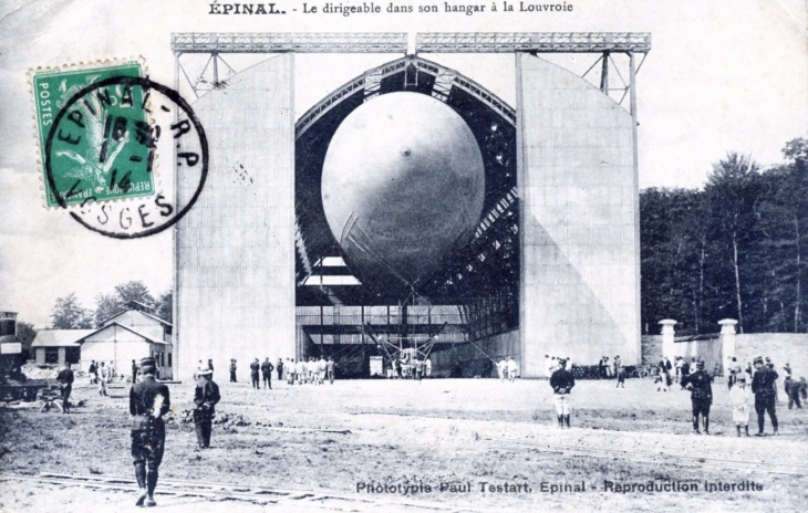 Le dirigeable dans son hangar à la Louvroie, vers 1914 (carte postale ancienne). - Épinal