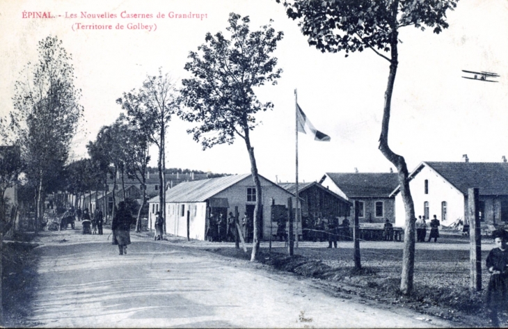 Les nouvelles Casernes de Grandrupt, vers 1914 (carte postale ancienne). - Épinal