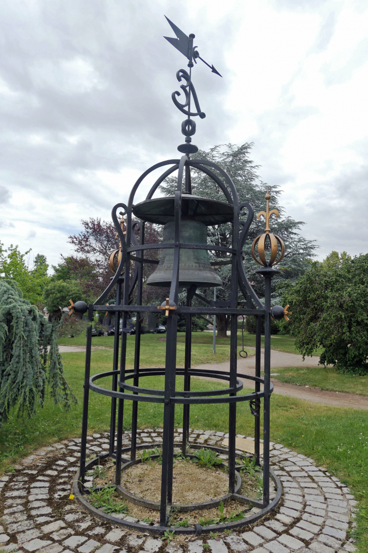 La cloche de la ville jumelle de Loughborough dans le parc - Épinal