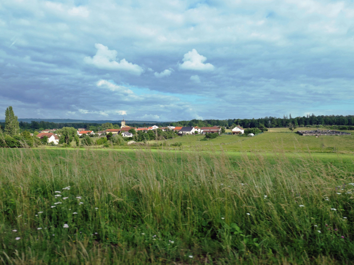 Vue sur le village et le cimetière à l'écart - Fontenay