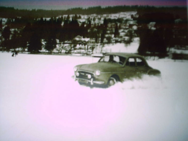 Sur le lac gelé avec une Frégate ( Renault) - Gérardmer