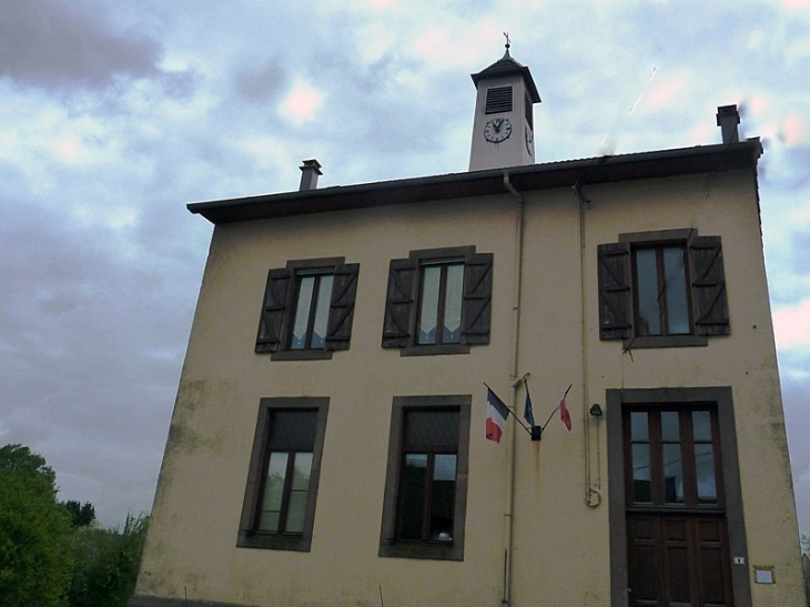 Clocheton sur la mairie car le village est sans église - Le Beulay