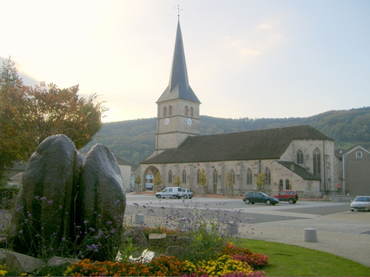 La place du Sô et l'église - Le Val-d'Ajol