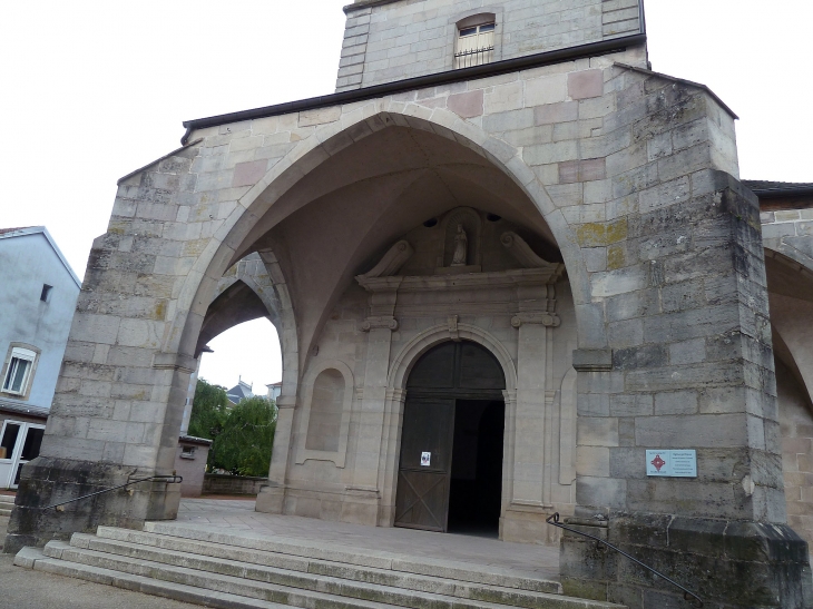 Le porche de l'église - Le Val-d'Ajol
