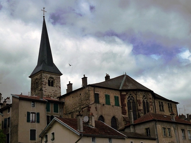 L'église encastrée entre les maisons - Mirecourt