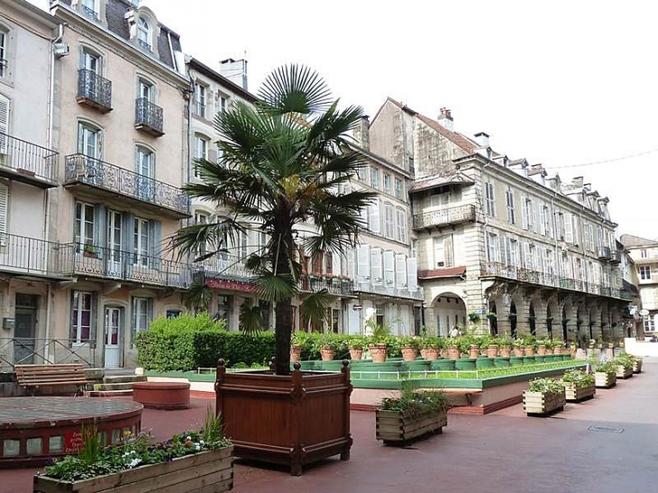 La rue Stanislas et ses arcades - Plombières-les-Bains